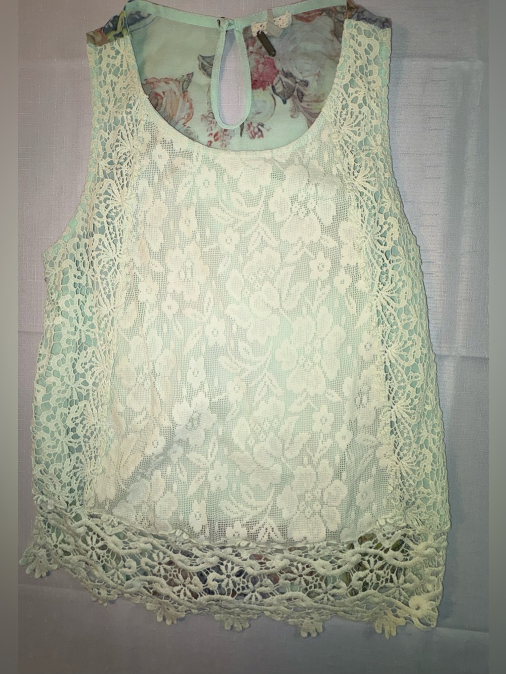 EUC Gimmicks by BKE Mint Green Lace Front, "Vintage Porcelain Plates" Back